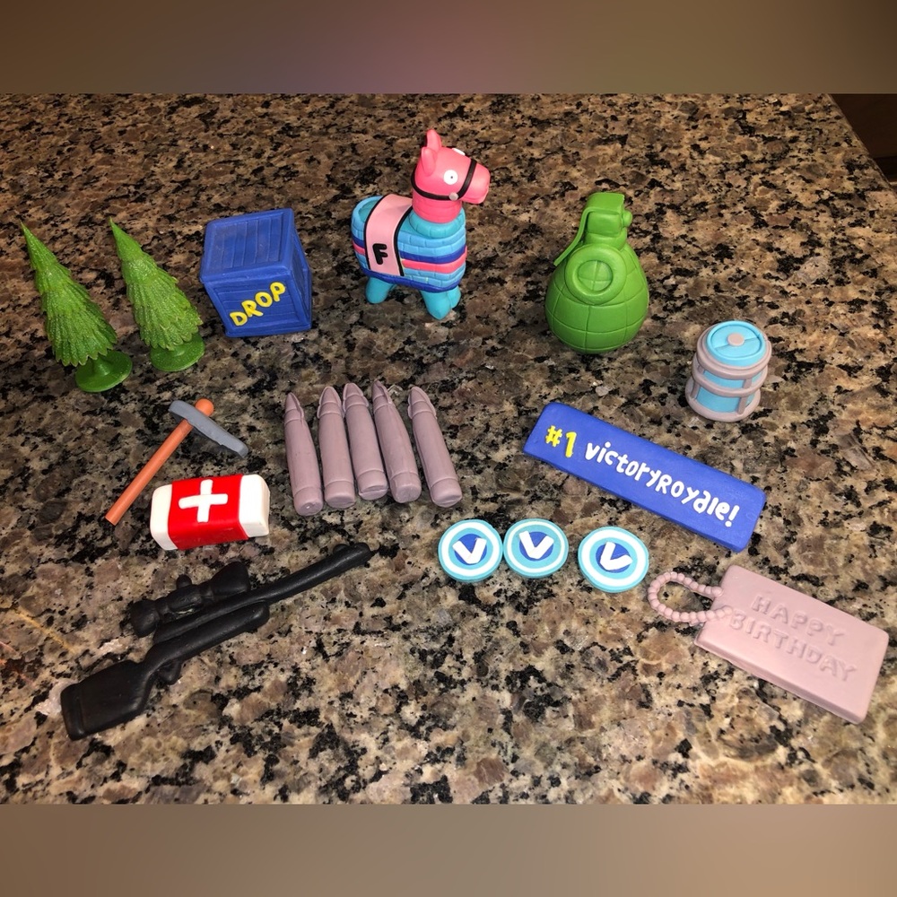 Colorful Battle Royale Cake Toy Set